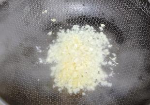 锅里放油把蒜放入锅中，炒出蒜香味
