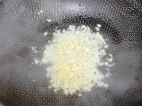 锅里放油把蒜放入锅中，炒出蒜香味