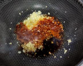 然后加入蒸鱼豉油＋蚝油＋料酒烧开盛出备用