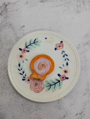 取适量泡好的粉丝铺在扇贝壳上