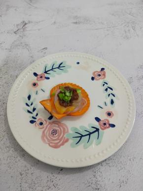 将炒好的蒜蓉连油一起平铺在扇贝，最后上面放上青椒碎