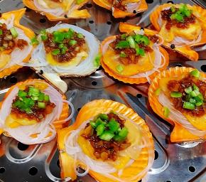 蒸锅水开后放入扇贝，盖上盖子大火蒸约八分钟