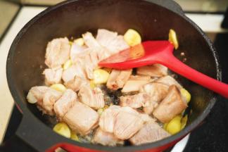 把去血沫的排骨捞出放入锅里翻炒至排骨表面微黄