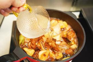 倒入2杯开水大火烧开后转中小火，盖上锅盖焖烧20分钟