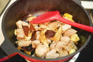 放入洗净切成小块的陈皮翻炒均匀