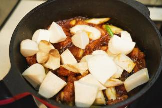 放入滚刀切块的杏鲍菇翻炒均匀