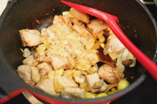 放入黄冰糖粒翻炒至排骨表面金黄