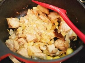 放入黄冰糖粒翻炒至排骨表面金黄