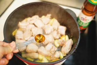 勺入1中勺料酒翻炒均匀