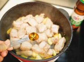 勺入1中勺料酒翻炒均匀