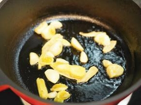 锅里热油后放入姜片和蒜瓣煸炒出香味