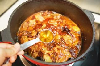 勺入3大勺生抽、1大勺老抽、1大勺蚝油、2大勺米醋翻炒均匀