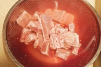 排骨洗净后用清水浸泡去血水