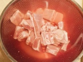 排骨洗净后用清水浸泡去血水