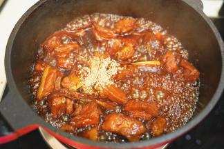 最后揭开锅盖，撒入白芝麻翻炒均匀即可