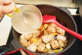 倒入半杯开水翻炒均匀