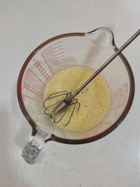鸡蛋中放入少许盐，葱花，打散备用！
