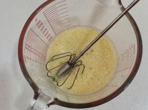 鸡蛋中放入少许盐，葱花，打散备用！