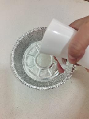 锡纸盘用喷油壶喷适量的油！