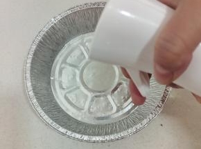 锡纸盘用喷油壶喷适量的油！