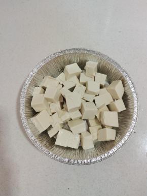嫩豆腐切成小块放入锡纸盘中！