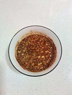 碗中放入一大勺烧烤料，一勺蒜末，一勺蚝油，一勺温水搅拌均匀调成料汁儿！