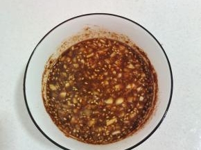 碗中放入一大勺烧烤料，一勺蒜末，一勺蚝油，一勺温水搅拌均匀调成料汁儿！