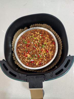 淋上料汁儿，撒上葱花和小米辣！