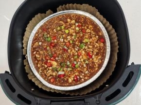淋上料汁儿，撒上葱花和小米辣！