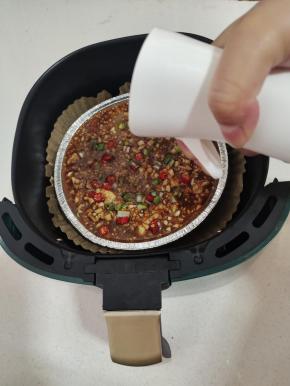 表面再喷适量的油，以免表面烤干巴了！