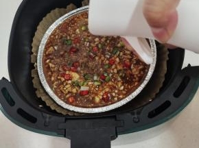 表面再喷适量的油，以免表面烤干巴了！