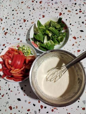 西红柿洗净切成小块，葱切成葱花，小青菜洗净切成小块，碗中放入一碗面粉，打入一个鸡蛋，加入一勺盐，适量的水搅拌均匀调成酸奶状浓稠的面糊备用！