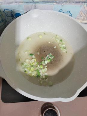 起锅烧油，放入葱花爆香！