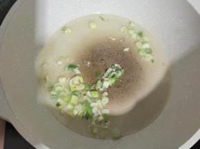 起锅烧油，放入葱花爆香！