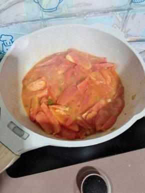 放入西红柿丁炒软，炒出汤汁儿！