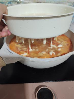 把搅拌好的面糊倒在电饭煲自带的蒸屉上，把面糊漏到锅里！