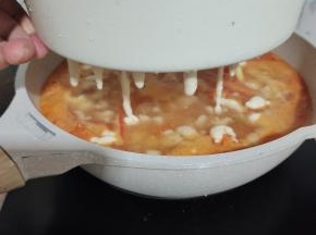 把搅拌好的面糊倒在电饭煲自带的蒸屉上，把面糊漏到锅里！