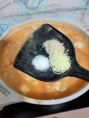 加入适量的盐，胡椒粉，鸡精煮三分钟！