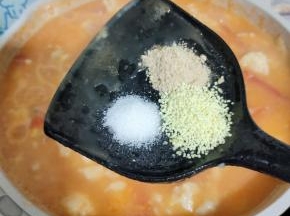 加入适量的盐，胡椒粉，鸡精煮三分钟！
