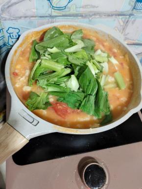 加入小青菜，再煮一分钟！