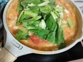 加入小青菜，再煮一分钟！