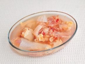 鸡肉煎小块不用焯水，冷水反复清洗。