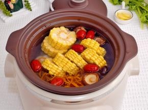 全露倒入紫砂锅中。