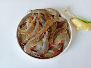 准备新鲜的对虾，生姜，葱蒜。