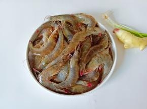 准备新鲜的对虾，生姜，葱蒜。