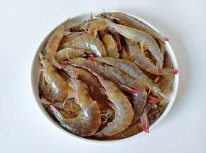对虾清洗干净，沥干水分备用。