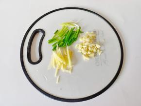 生姜，蒜，葱分别切好备用。