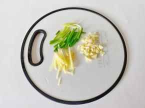 生姜，蒜，葱分别切好备用。