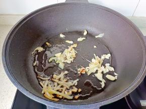 热锅热油，放入葱姜蒜爆炒。