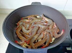 放对虾翻炒。